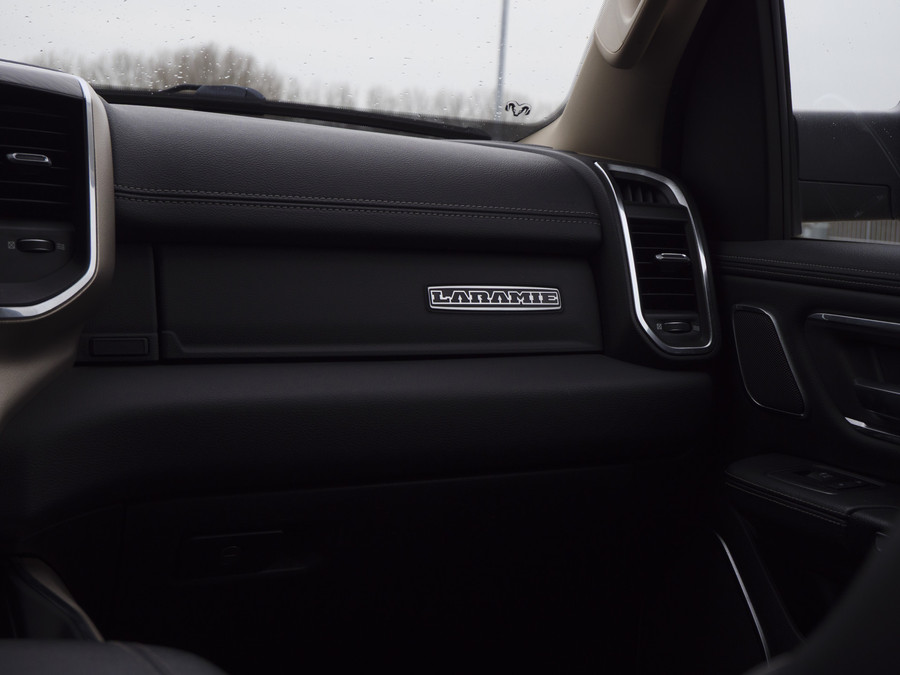 Dodge RAM | 1500 | Laramie | 5.7 HEMI V8 | 4x4 | Crew Cab