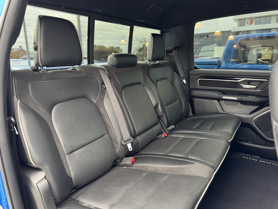 Dodge RAM 1500 5.7 V8 Laramie Night