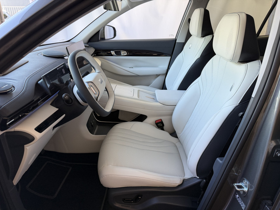 Geely E5 Max+ 68 kWh | 475KM Bereik Speciaal Wit Leer Topuitvoering | Panoramadak | Elektr. Achterklep | 360°