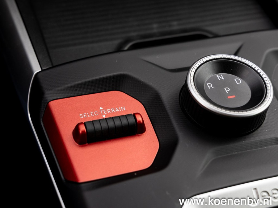Jeep Compass First Edition 74kWh PANO / CONVENIENCE PACK / WARMTEPOMP / 8 JAAR GARANTIE