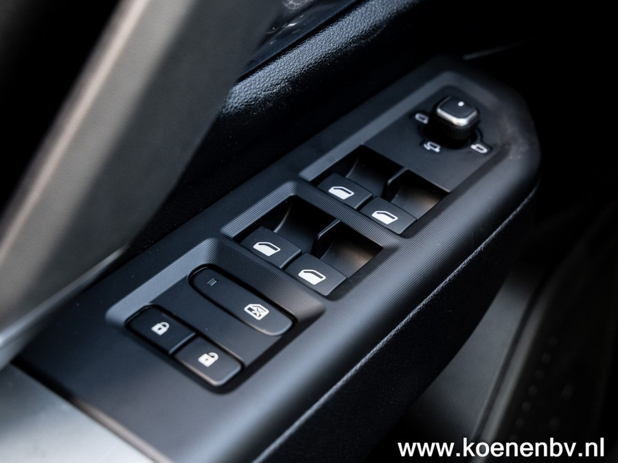 Jeep Compass First Edition 74kWh PANO / CONVENIENCE PACK / WARMTEPOMP / 8 JAAR GARANTIE