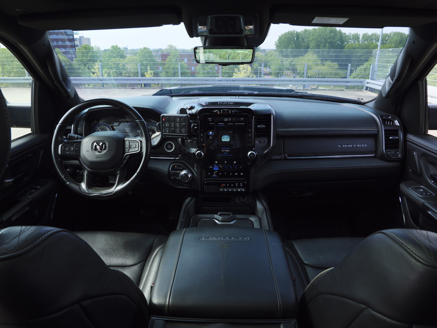 Dodge RAM 1500 Limited | 5.7 V8 | 4x4 Crew Cab | 5'7 |