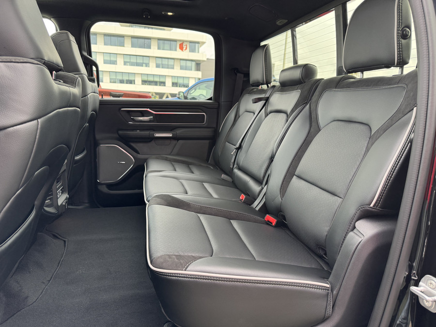 Dodge RAM 1500 Laramie Night Premium Hurricane