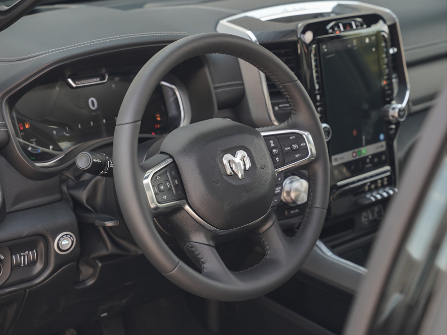 Dodge RAM 1500 5.7L V8 Laramie Night 4x4 CrewCab