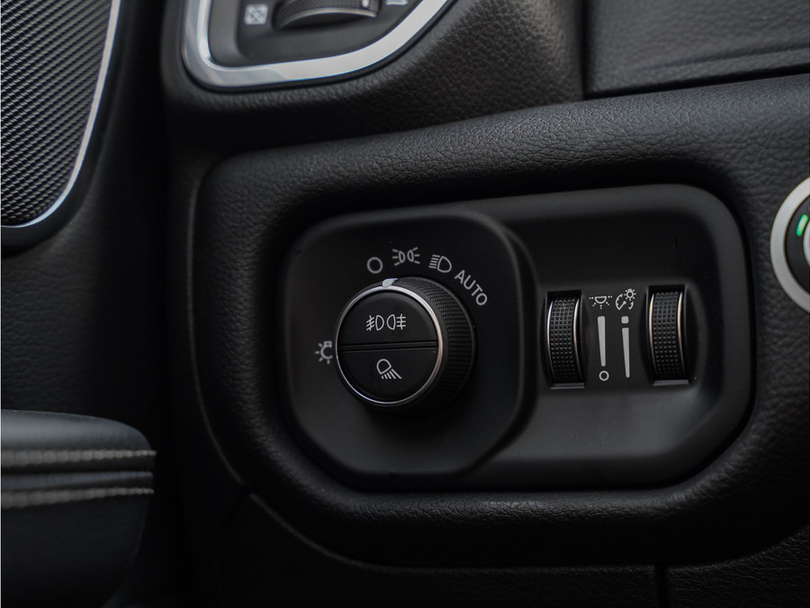 Dodge RAM 1500 5.7L V8 Laramie Night 4x4 CrewCab