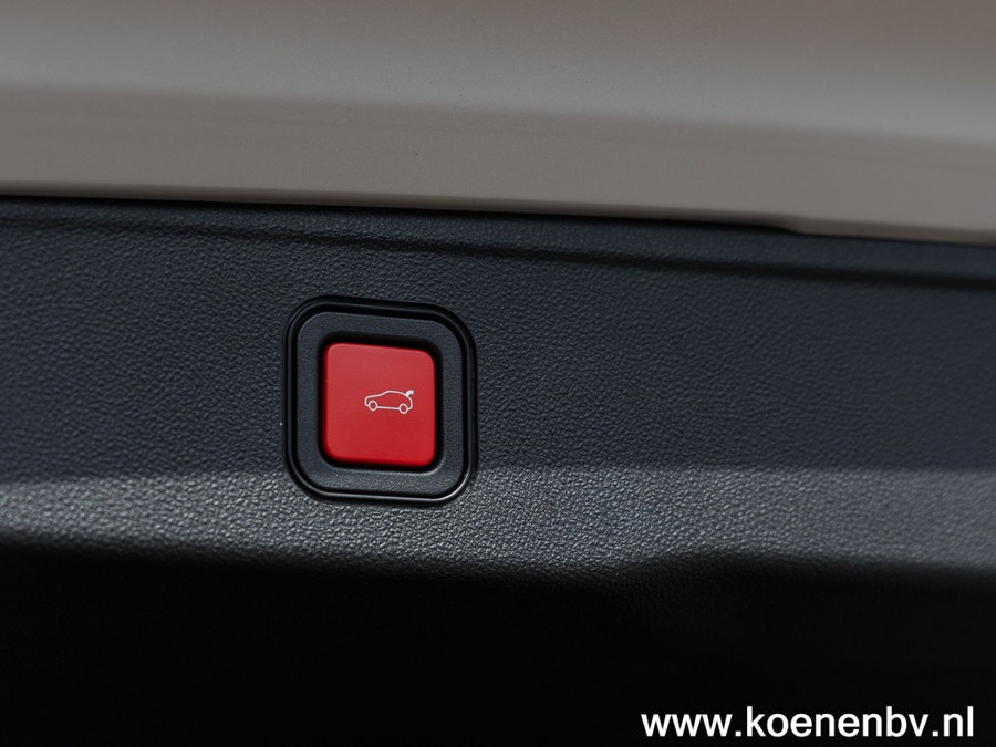 Jeep Avenger 1.2 e-Hybrid Black Edition PANO / TREKHAAK / JBL Sound