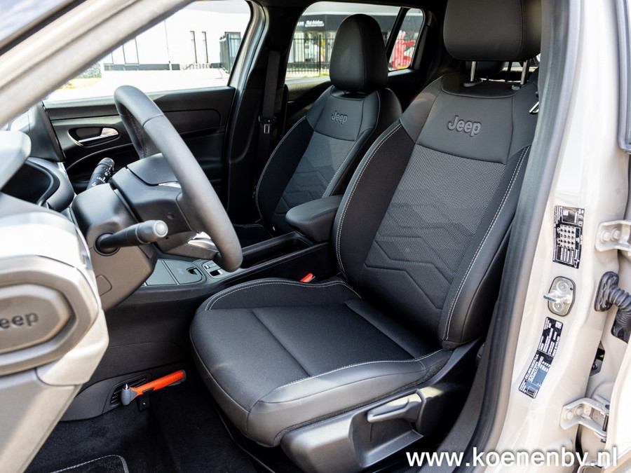 Jeep Avenger 1.2 e-Hybrid Black Edition PANO / TREKHAAK / JBL Sound