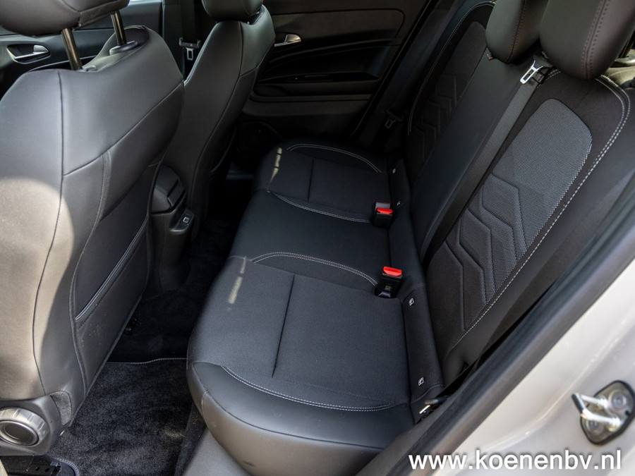 Jeep Avenger 1.2 e-Hybrid Black Edition PANO / TREKHAAK / JBL Sound