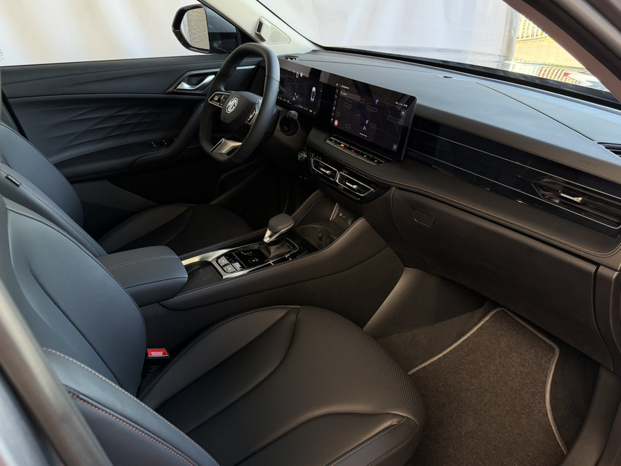 MG MG HS PHEV 1.5 TGDI LUXURY PHEV PLUG-IN HYBRIDE | LEER | 272PK NIEUWE AUTO | >1.000 KM TOTAAL BEREIK | 360° CAM