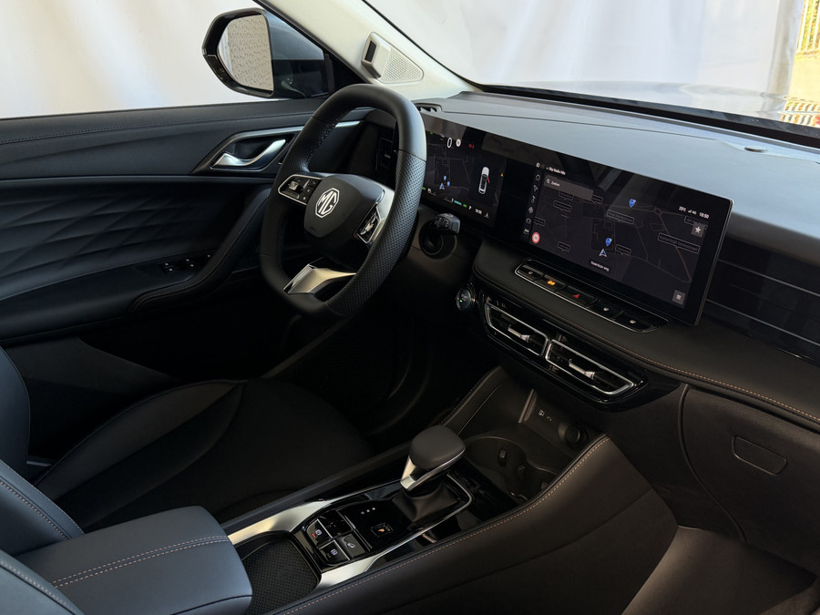 MG MG HS PHEV 1.5 TGDI LUXURY PHEV PLUG-IN HYBRIDE | LEER | 272PK NIEUWE AUTO | >1.000 KM TOTAAL BEREIK | 360° CAM