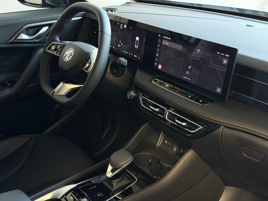 MG MG HS PHEV 1.5 TGDI LUXURY PHEV PLUG-IN HYBRIDE | LEER | 272PK NIEUWE AUTO | >1.000 KM TOTAAL BEREIK | 360° CAM