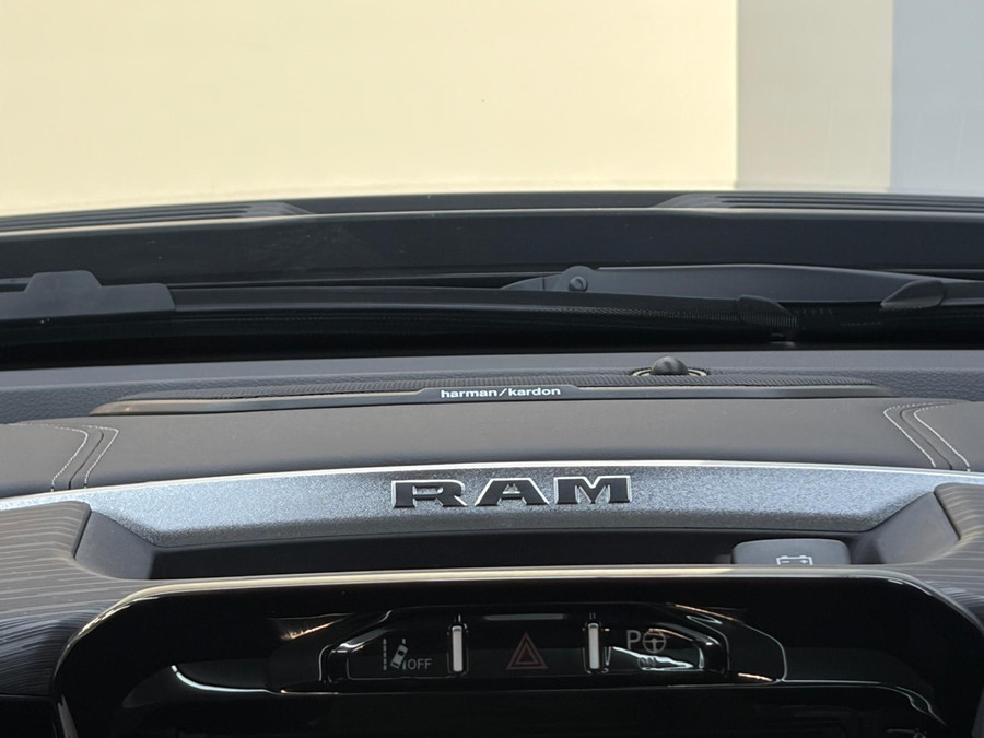 Ram 1500 5.7 V8 4x4 Laramie Night