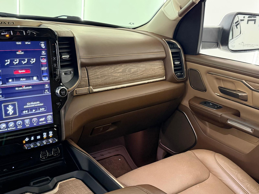 Dodge RAM 1500 5.7 V8 4x4 Limited Longhorn Massage