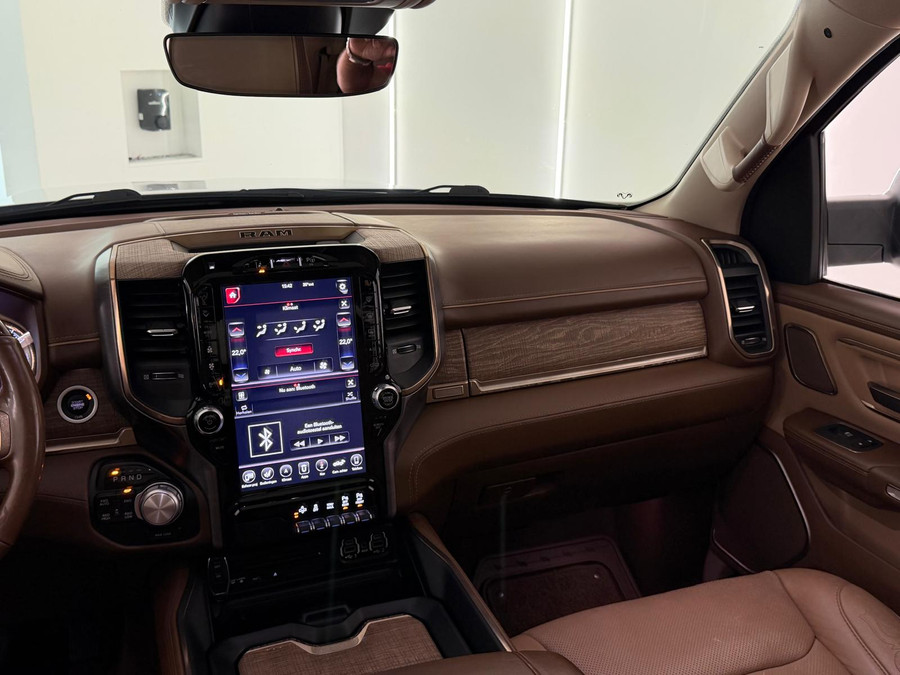 Dodge RAM 1500 5.7 V8 4x4 Limited Longhorn Massage