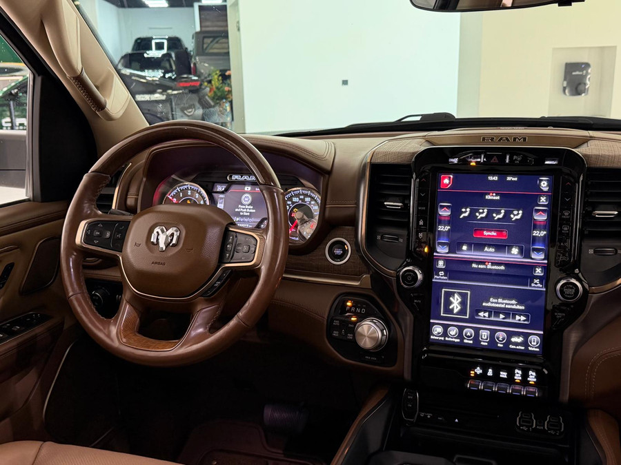 Dodge RAM 1500 5.7 V8 4x4 Limited Longhorn Massage