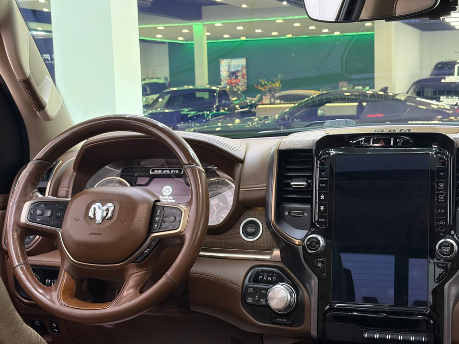 Dodge RAM 1500 5.7 V8 4x4 Limited Longhorn Massage
