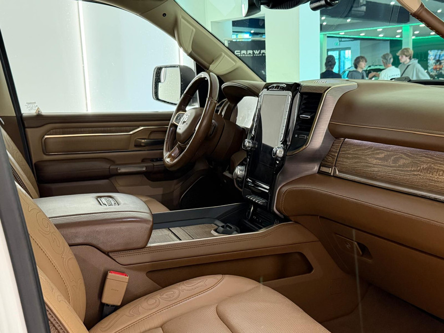 Dodge RAM 1500 5.7 V8 4x4 Limited Longhorn Massage