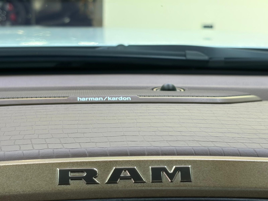 Dodge RAM 1500 5.7 V8 4x4 Limited Longhorn Massage