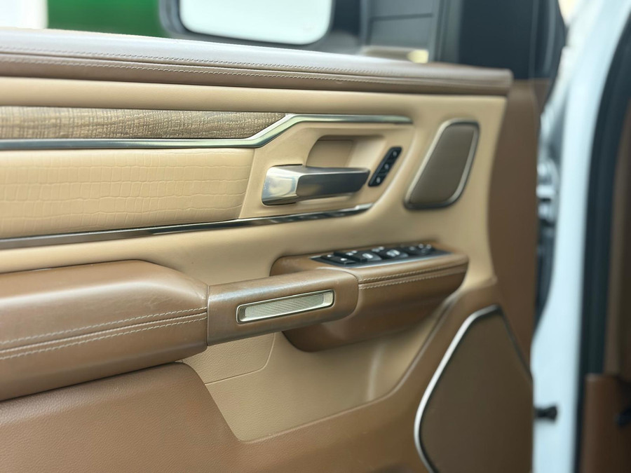 Dodge RAM 1500 5.7 V8 4x4 Limited Longhorn Massage