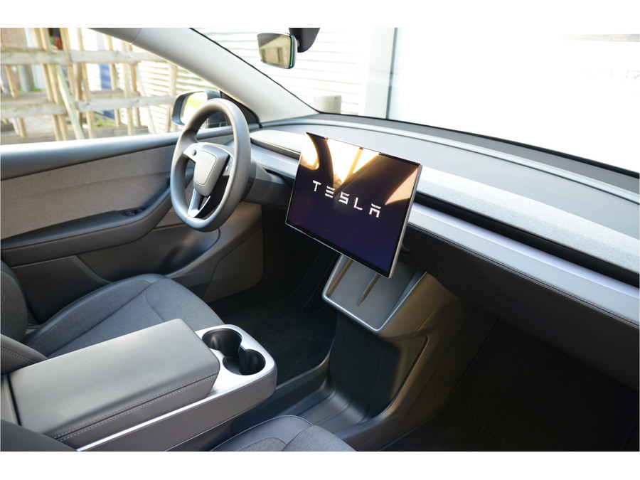 Tesla Model Y Standard RWD 58 kWh