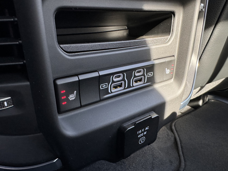 Dodge RAM 1500 Laramie Night Premium Hurricane