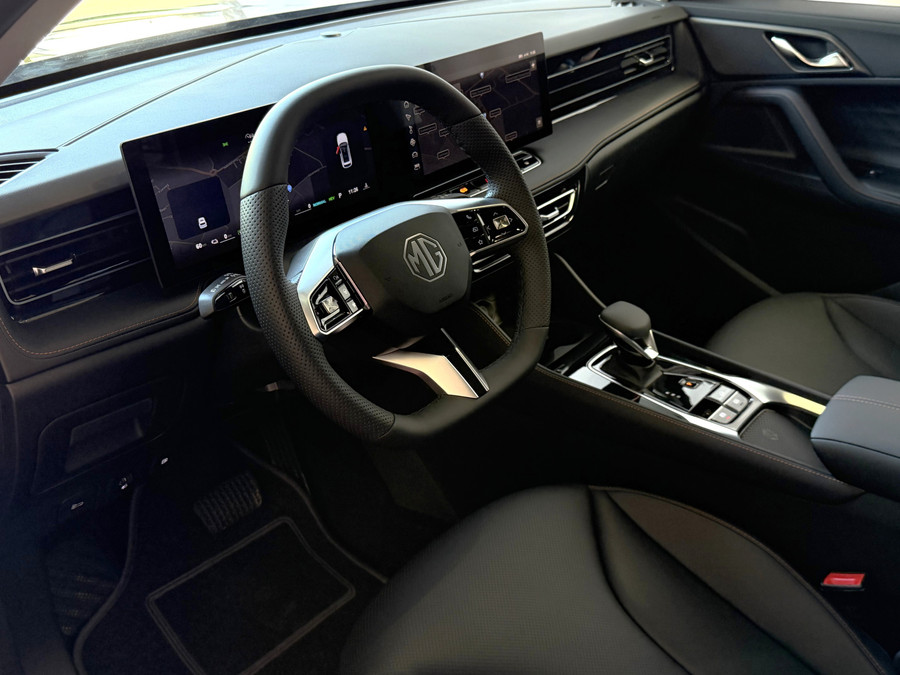MG MG HS PHEV 1.5 TGDI LUXURY PHEV PLUG-IN HYBRIDE | LEER | 272PK NIEUWE AUTO | >1.000 KM TOTAAL BEREIK | 360° CAM