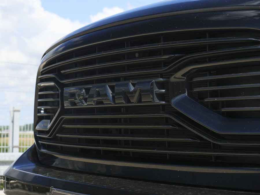 RAM 1500 Classic | SLT | 5.7L HEMI | Container | Night Edition