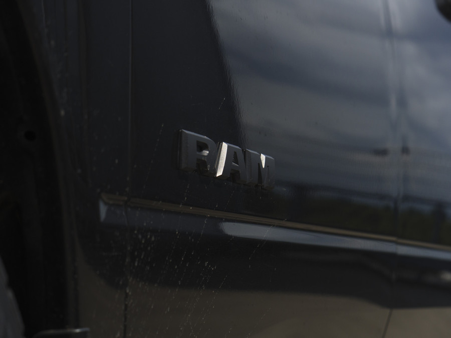 RAM 1500 Classic | SLT | 5.7L HEMI | Container | Night Edition
