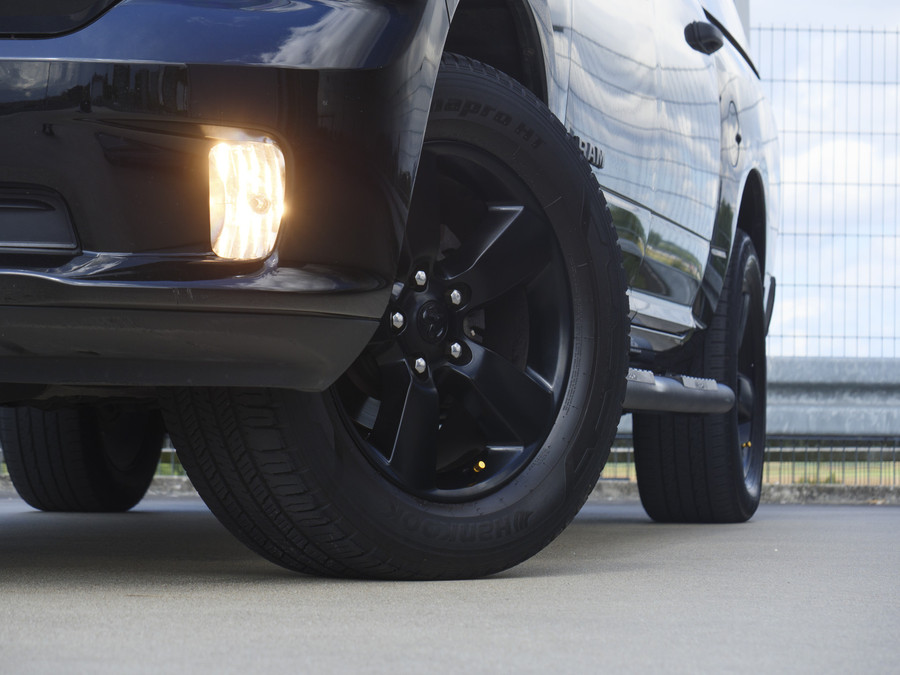 RAM 1500 Classic | SLT | 5.7L HEMI | Container | Night Edition
