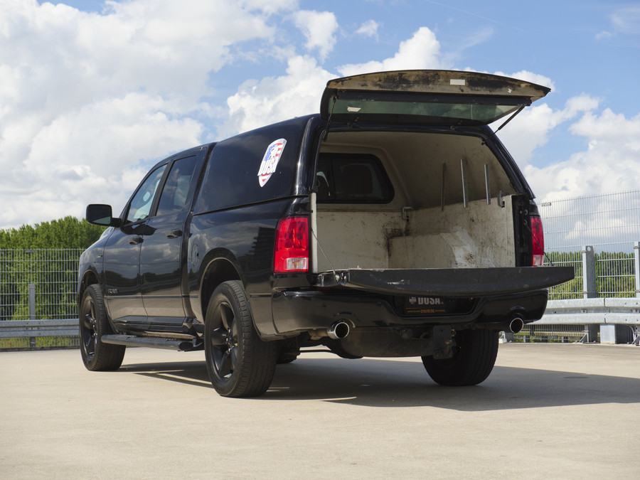 RAM 1500 Classic | SLT | 5.7L HEMI | Container | Night Edition