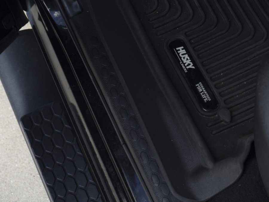 RAM 1500 Classic | SLT | 5.7L HEMI | Container | Night Edition