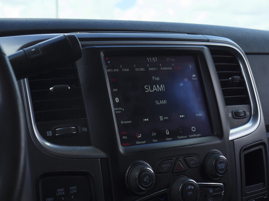 RAM 1500 Classic | SLT | 5.7L HEMI | Container | Night Edition