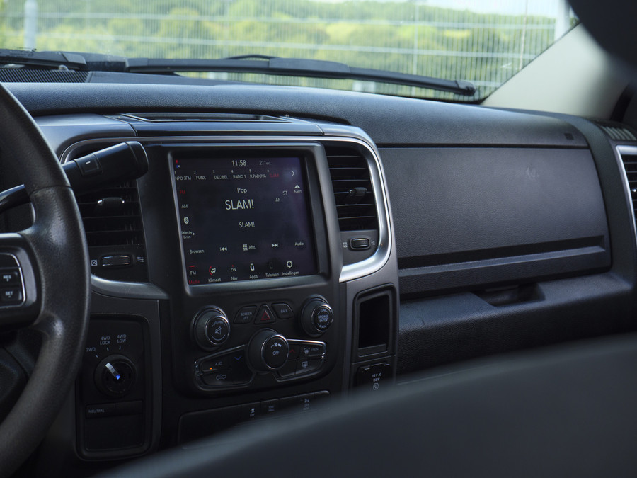 RAM 1500 Classic | SLT | 5.7L HEMI | Container | Night Edition