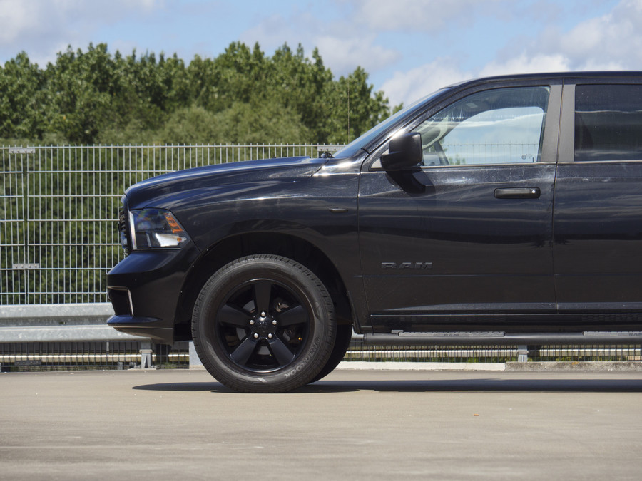 RAM 1500 Classic | SLT | 5.7L HEMI | Container | Night Edition