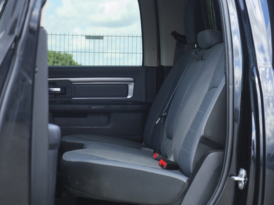 RAM 1500 Classic | SLT | 5.7L HEMI | Container | Night Edition