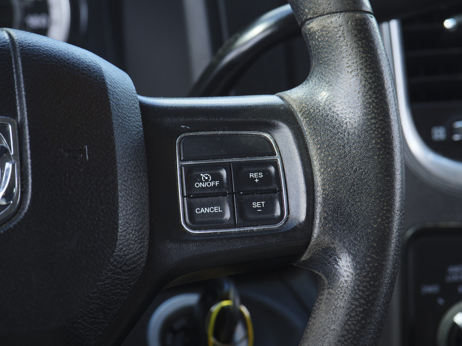 RAM 1500 Classic | SLT | 5.7L HEMI | Container | Night Edition