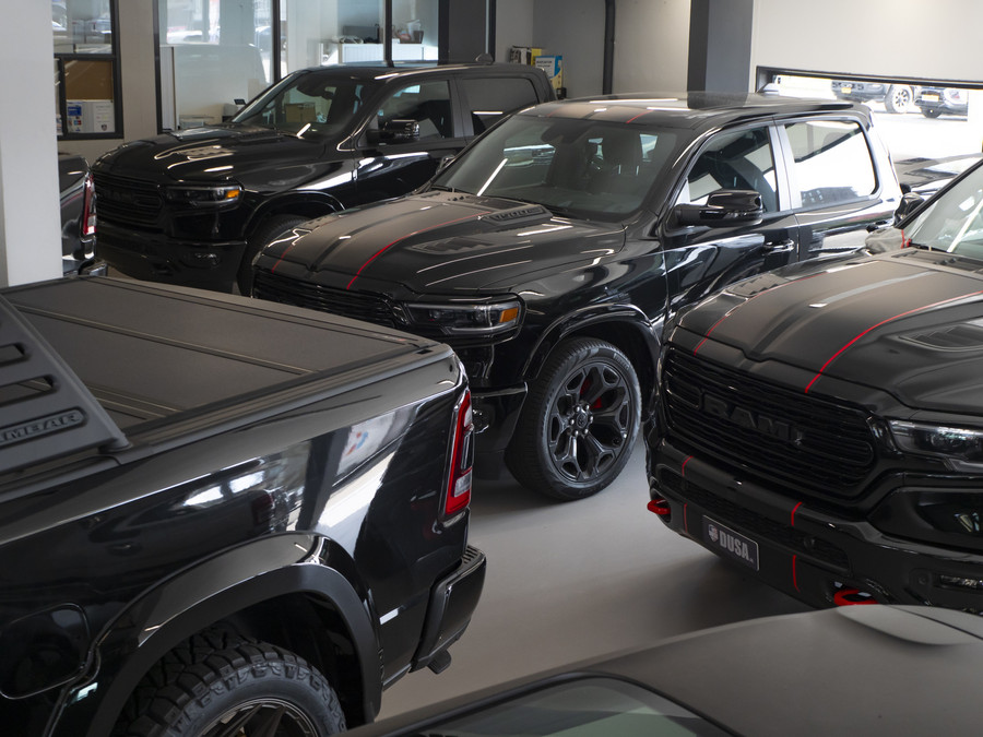 RAM 1500 Classic | SLT | 5.7L HEMI | Container | Night Edition