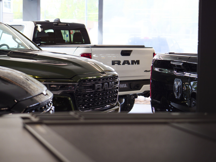 RAM 1500 Classic | SLT | 5.7L HEMI | Container | Night Edition