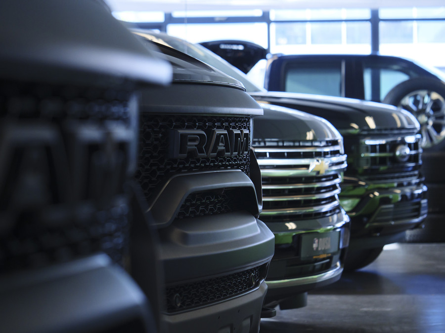 RAM 1500 Classic | SLT | 5.7L HEMI | Container | Night Edition