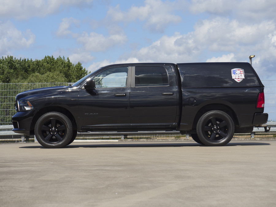 RAM 1500 Classic | SLT | 5.7L HEMI | Container | Night Edition