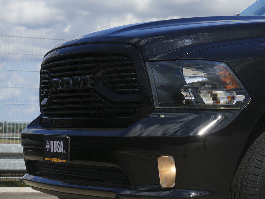 RAM 1500 Classic | SLT | 5.7L HEMI | Container | Night Edition