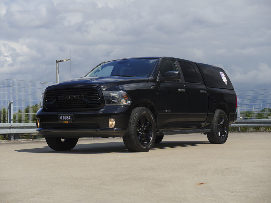RAM 1500 Classic | SLT | 5.7L HEMI | Container | Night Edition