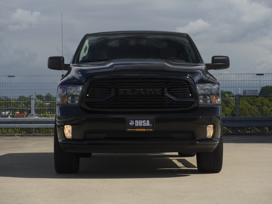 RAM 1500 Classic | SLT | 5.7L HEMI | Container | Night Edition