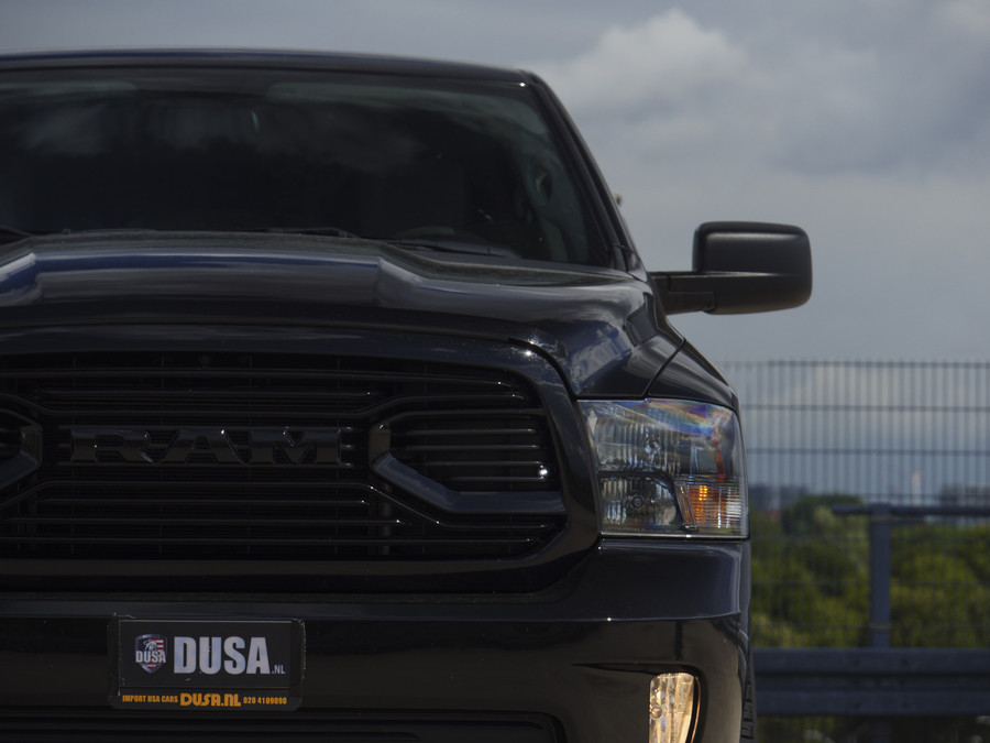 RAM 1500 Classic | SLT | 5.7L HEMI | Container | Night Edition