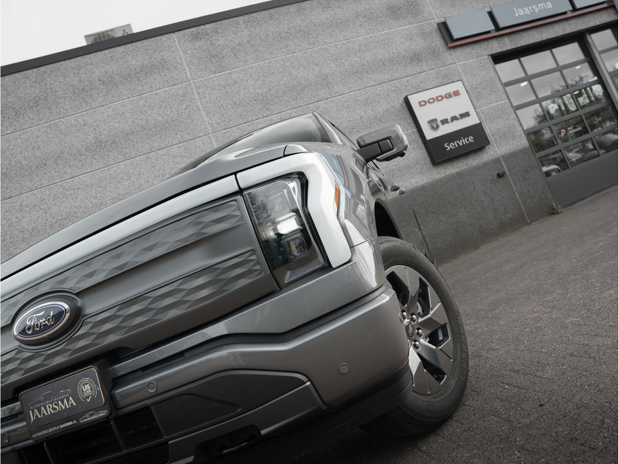 Ford F-150 Lightning Lariat Standard Range