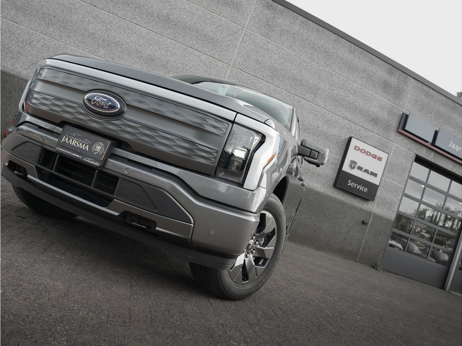 Ford F-150 Lightning Lariat Standard Range