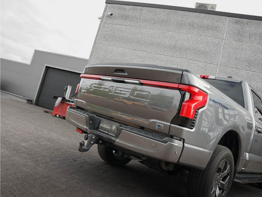 Ford F-150 Lightning Lariat Standard Range