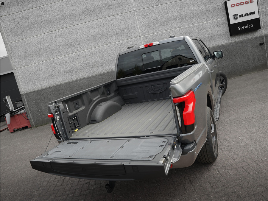 Ford F-150 Lightning Lariat Standard Range