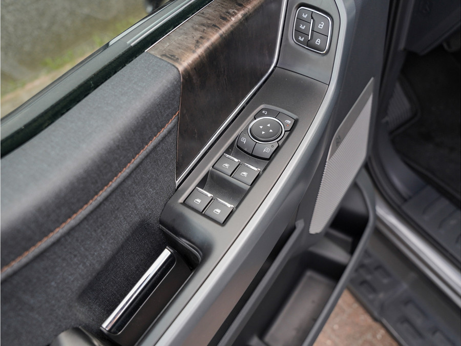 Ford F-150 Lightning Lariat Standard Range