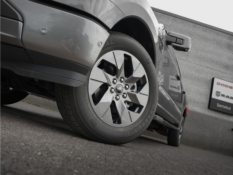 Ford F-150 Lightning Lariat Standard Range
